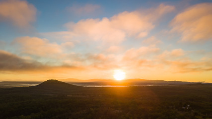 Der Sonnenaufgang taucht den Granite Gorge Nature Park  in ein herrliches gelbes Licht