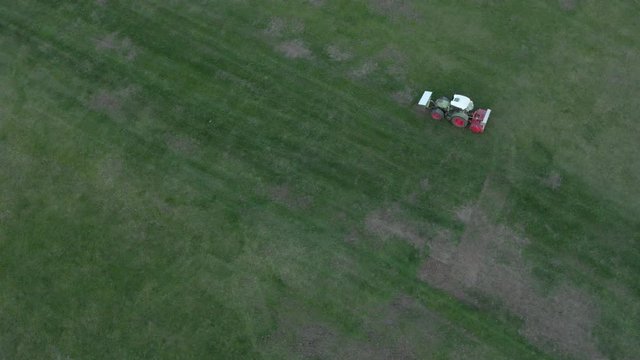 Wildschaden Beseitigung mit Wiesenhobel und Traktor