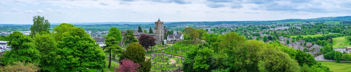 Fototapeta na wymiar Panroamaaufnahme von Stirling/Schottland mit dem historischen Friedhof