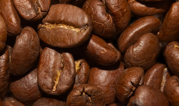 Macro of brown coffee beans © Adrian