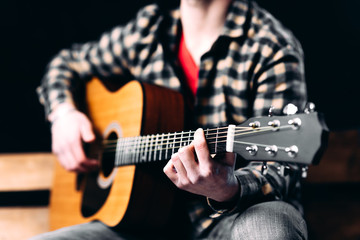 Obraz premium Close-up of guitar and guitarist playing guitar