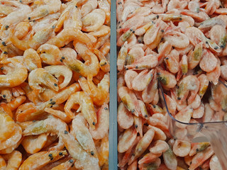 Fresh frozen shrimps with heads on the shop counter