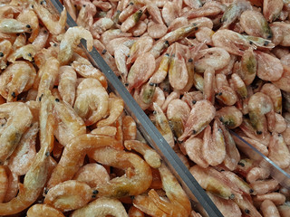 Fresh frozen shrimps with heads on the shop counter