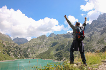 Escursionista arrivato al lago Barbellino sulle Alpi Orobie bergamasche. Bergamo, Val Seriana,...