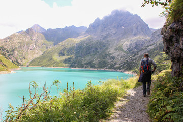 Fototapeta na wymiar Escursionista arrivato al lago Barbellino sulle Alpi Orobie bergamasche. Bergamo, Val Seriana, Italia