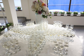 Reception room with flwoers and many glasses