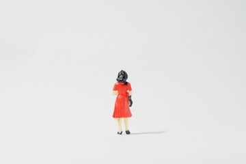 一人立つ若い女性の後ろ姿