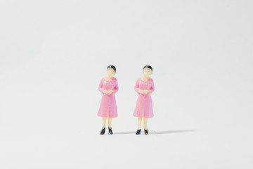 おそろいの服を着た双子の姉妹