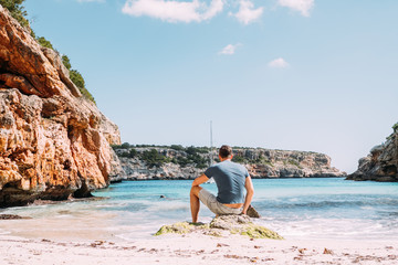 Die Ruhe am Meer allein genießen