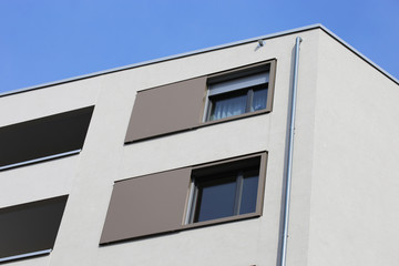 Fenster mit modernen Schiebeläden
