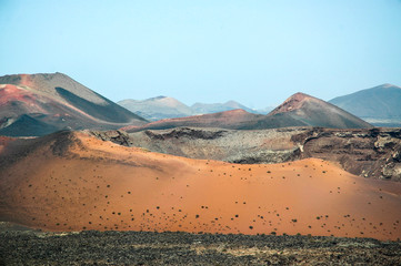 Fototapeta na wymiar Vista del crater de una montaña volcanica rodeada de un paisaje completamente marciano en Tenerife Islas Canarias.