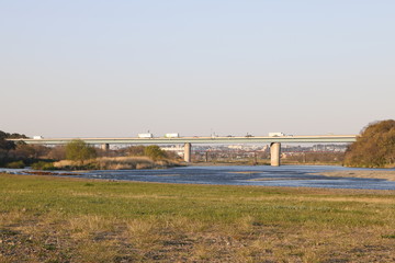 Obraz premium 夕方の相模川三川合流地点と圏央道