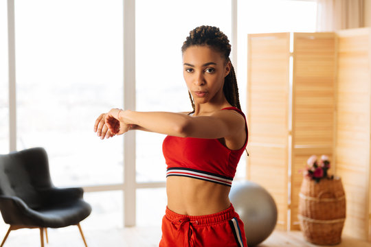 Fit woman with nice body doing tabata at home in the morning