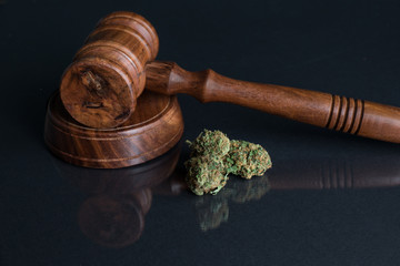 Cannabis und Richterhammer grauer Untergrund 