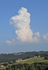 Bizarrerie de la nature avec ce nuage vertical un jour de printemps dans le Béarn, dans le département des Pyrénées Atlantiques