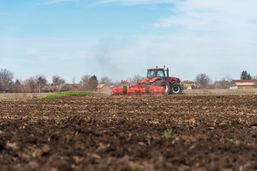 Obraz premium Tractor plowing fields.