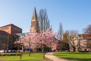 Kiel Innenstadt im Morgenlicht Hiroshimapark mit Kleinem Kiel, Rathaus  und Opernhaus am...