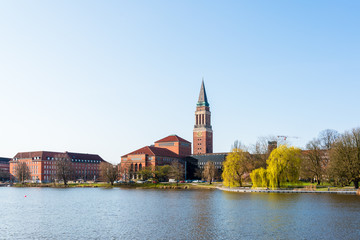 Kiel Innenstadt im Morgenlicht Hiroshimapark mit Kleinem Kiel, Rathaus  und Opernhaus am...