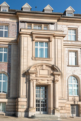Das imposante Portal des Gebäudes der Fördesparkasse in Kiel an der Bergstraße, früher bekannt als die Kieler Spar- und Leihkasse