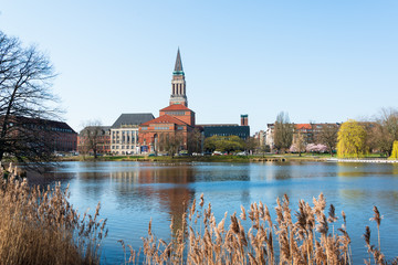 Kiel Innenstadt im Morgenlicht Hiroshimapark mit Kleinem Kiel, Rathaus  und Opernhaus am Rathausplatz, der Frühling hält Einzug