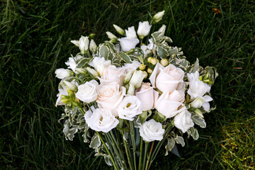 Obraz na płótnie Canvas A wedding bouquet of roses.