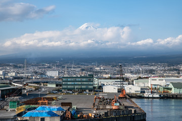 Fototapeta na wymiar 富士市から見える富士山