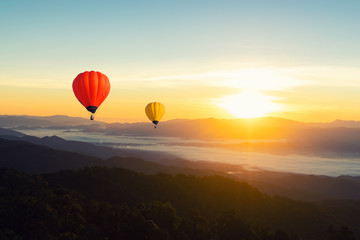 Fototapeta na wymiar Sunset Mountain View has a floating balloon in the sky.