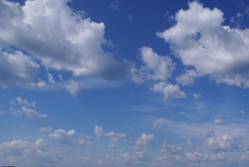 Obraz premium Lots of fluffy white clouds in the blue sky. Clouds large and small. The day is clear, Sunny and windy. Weather is good.