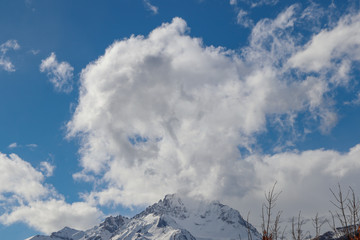 Naklejka na ściany i meble Nuage étonnant au-dessus des Alpes dans un ciel bleu