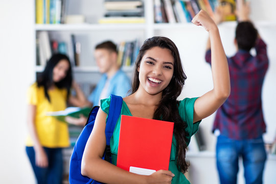 Erfolgreiche Studentin jubelt nach Pr&uuml;fung