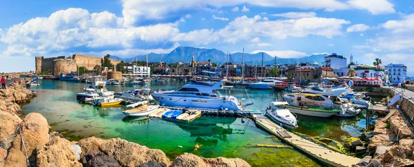 Wandaufkleber Wahrzeichen der Insel Zypern - mittelalterliche Stadt Kyrenia (türkischer Teil), Blick auf Burg und Marine © Freesurf