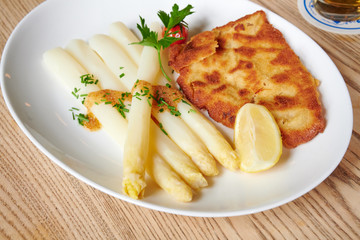 Weißer Spargel aus Deutschland zur Saprgelsaison