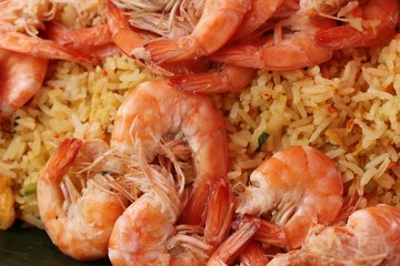 Shrimp fried rice with vegetables is delicious.