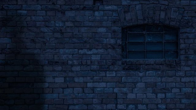 Menschlicher Schatten bewegt sich geisterhaft nachts an einer dunkelblauen Mauer mit Fenster entlang