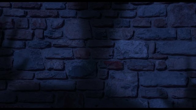 Ein Gespenst bildet einen unheimlichen Schatten in der Nacht auf dunkelblaues Mauerwerk