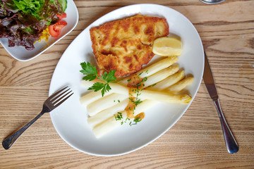 Weißer Spargel aus Deutschland zur Saprgelsaison top view