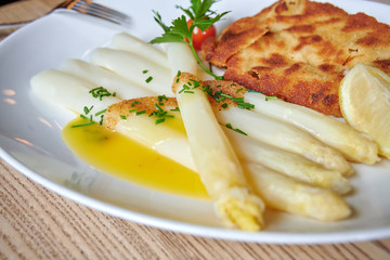 Weißer Spargel aus Deutschland zur Saprgelsaison
