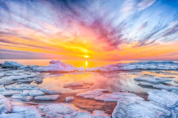 Foto op Canvas Fantastisch uitzicht op het zeelandschap met ijsschots. Zonsondergang aan de Oostzee © Kanturu