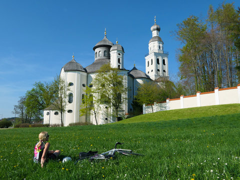 Bayern - Radfahrerin genie&szlig;t den Ausblick