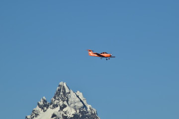 Fototapeta na wymiar un avion sobrevolando la sima de una montaña 