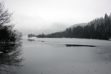le lac de xonrupt longemer avec sa chapelle sous la neige