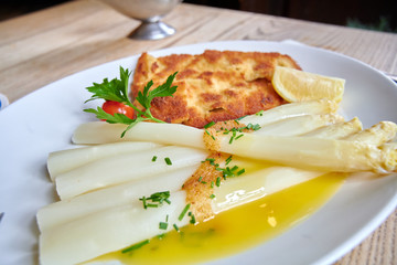 Weißer Spargel aus Deutschland zur Saprgelsaison
