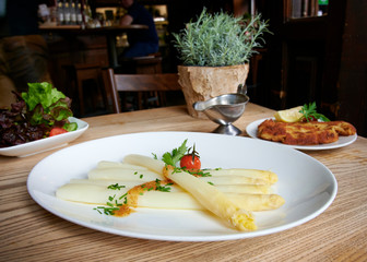 Weißer Spargel aus Deutschland zur Saprgelsaison
