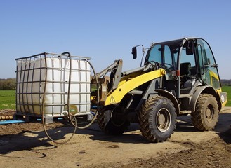 Radlader mit einem Wasserspeicher