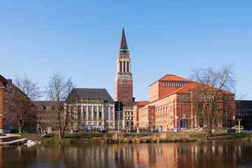 Kleiner Kiel mit Blick auf das Kieler Alte Rathaus mit dem Rathausplatz und dem Opernhaus im beginnenden Frühling