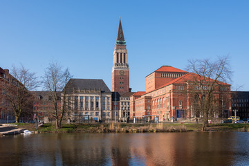 Kleiner Kiel mit Blick auf das Kieler Alte Rathaus mit dem Rathausplatz und dem Opernhaus im...