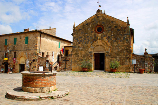 Church and water well in Monteriggioni