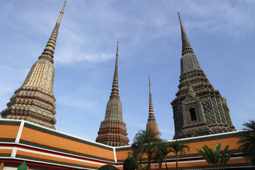 Fototapeta premium Wat Pho ( Temple of the Reclining Buddha), or Wat Phra Chetuphon, is located behind the Temple of the Emerald Buddha and a must-do for any first-time visitor in Bangkok. It's one of the largest temple