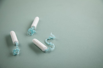 Tampons auf Mint Hintergrund für weibliche Hygiene bei Menstruation Periode Zyklus