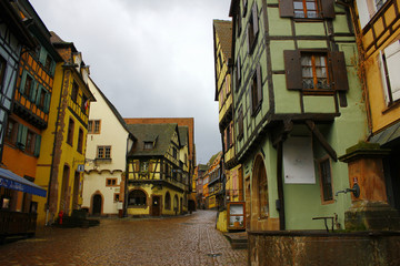 Fototapeta premium le village de riquewihr en alsace avec ses maisons pittoresques